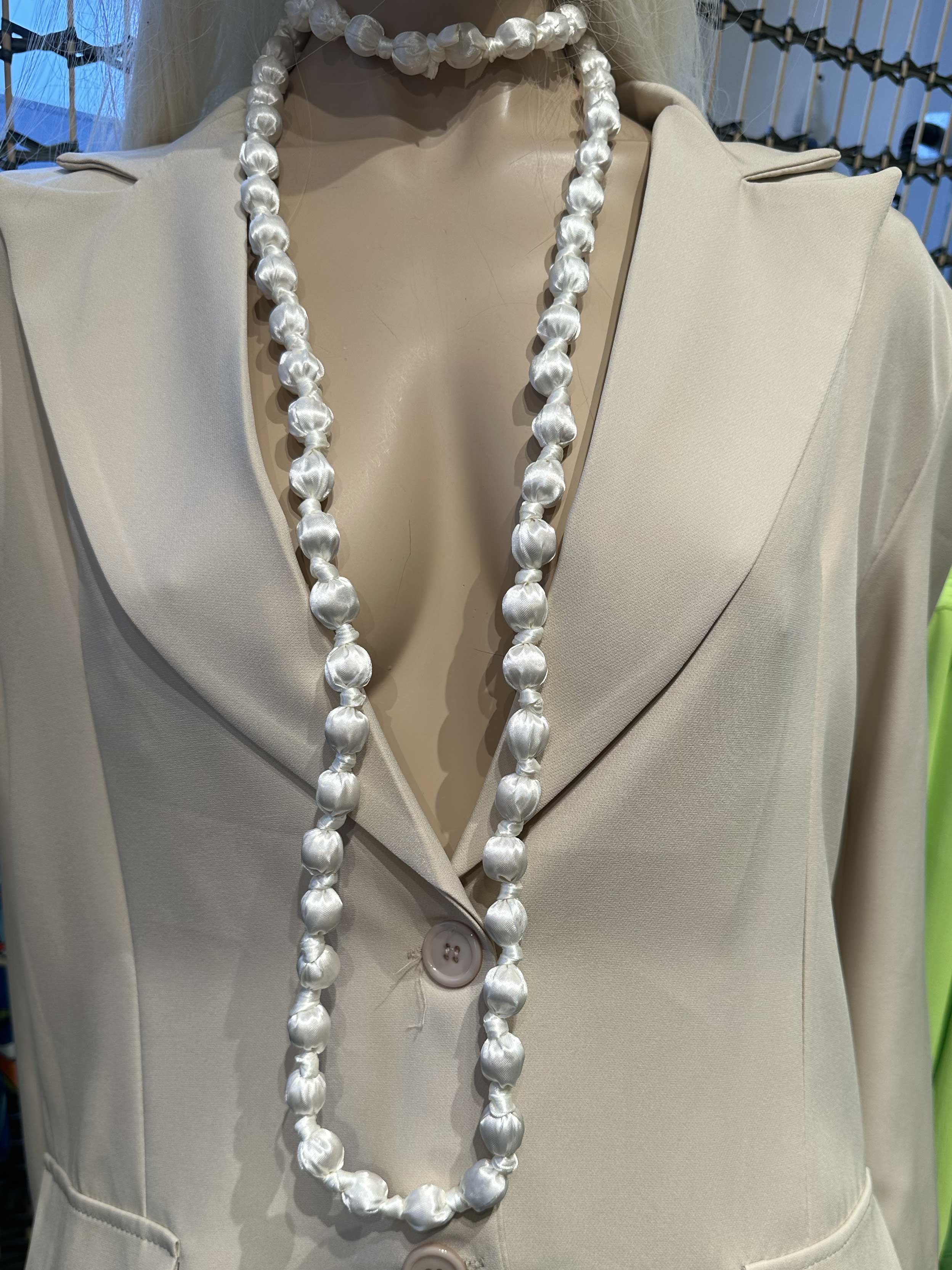 Adanna - Pärlhalsband med tyg